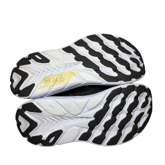 Hoka Clifton 8 wide One One Men\'s Black and White Athletic Shoes size 9.5 2E